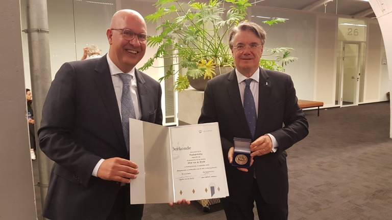 Commissaris van de Koning Wim van de Donk (r) ontvangt Stadspenning van Den Bosch (foto: Henk van Esch).