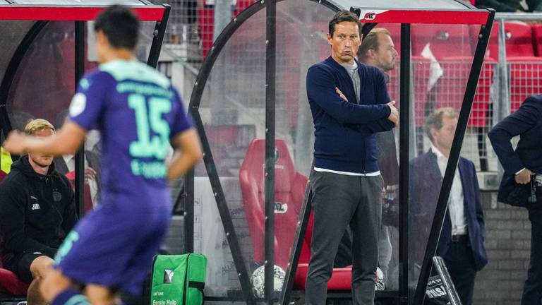 PSV-trainer Roger Schmidt kijkt toe bij de wedstrijd AZ - PSV (Foto: ANP)