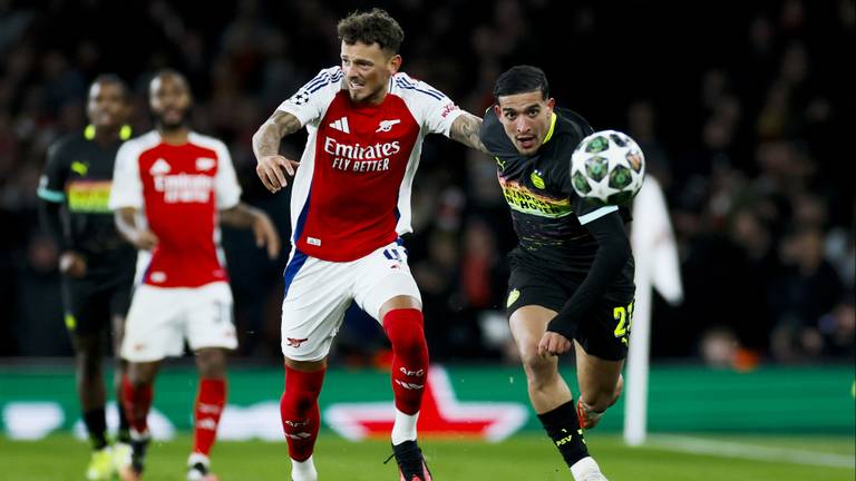 Couhaib Driouech omspeelt Ben White van Arsenal (foto: ANP).