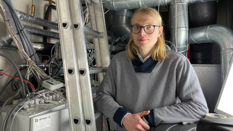 Antoine Post in een deel van zijn ingewikkelde meterkast (foto: Alice van der Plas).