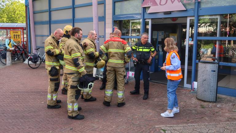 Politie en brandweer bij het ontruimde winkelcentrum in Oss (foto: Gabor Heeres/SQ Vision).