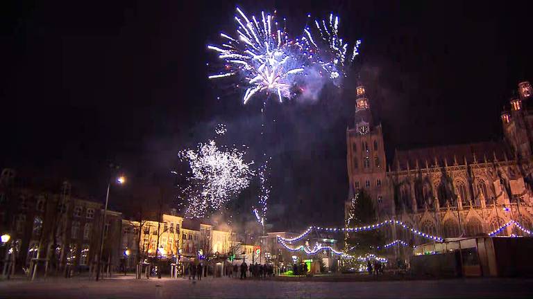 Vuurwerk boven de Sint Jan in Den Bosch