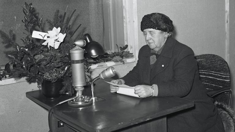 Koningin Wilhelmina spreekt de Nederlanders toe (foto: NA)
