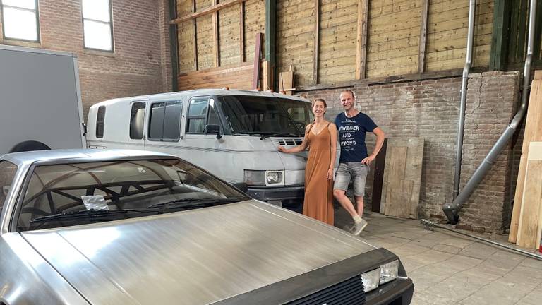 Mart en zijn vrouw bij de DeLorean (foto: Mart Renders).