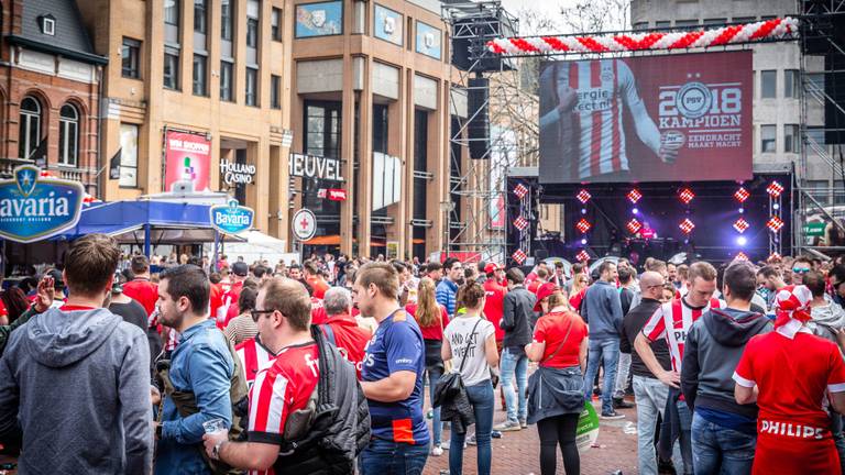 Een groot scherm op de Markt in Eindhoven tijdens de huldiging van PSV na het vorige kampioenschap in 2018 (foto: ANP).