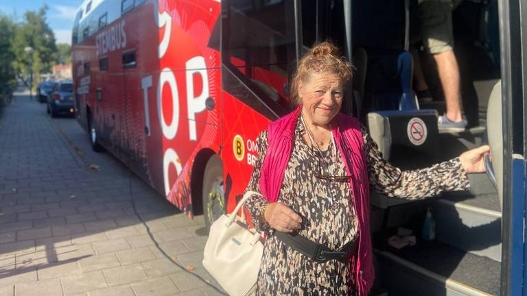 Miep (70) bij de Top 900-stembus in  Uden.