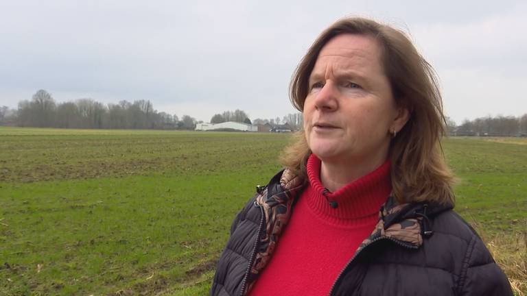 Joyce Pennings voor de akker waar het zonnepark moet komen.