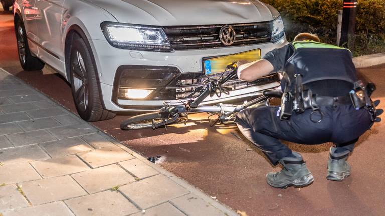 De fiets belandde onder de auto (foto: Jack Brekelmans/SQ Vision).