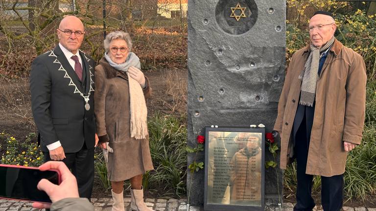 Burgemeester Van Rooij, Renée Wolf-Pinto en Barend Andriesse bij het nieuwe Holocaust monument in Veghel (foto: Jan Peels).