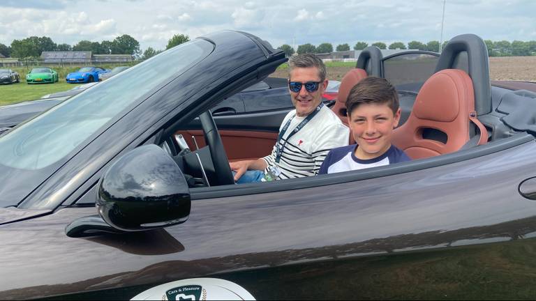 Frank en zijn zoon Tim bij de pitstop.