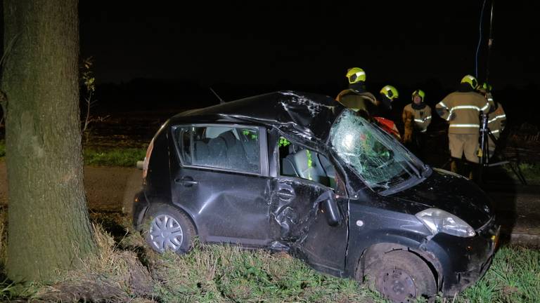 Vrouw (21) uit Wanroij overleden na harde crash tegen boom