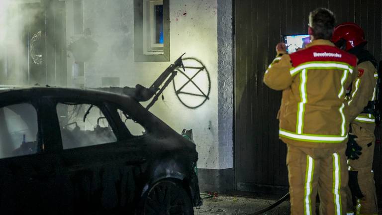 Bij de huizen waar auto's in vlammen opgingen, was een symbool op de muur achtergelaten (foto: SQ Vision).