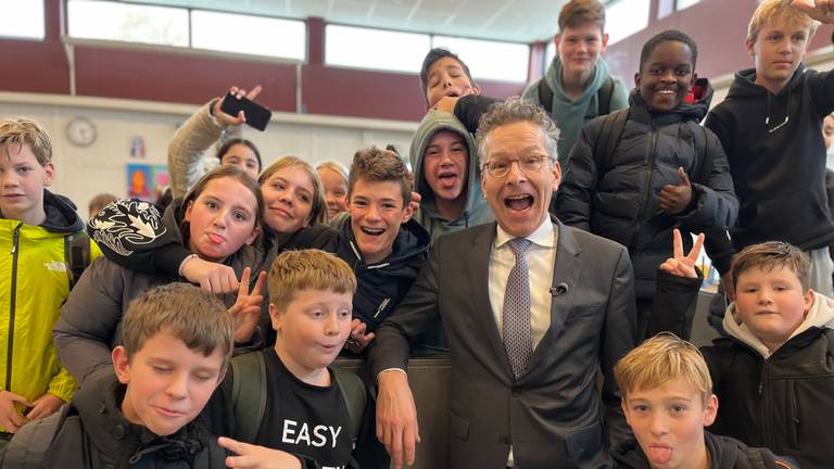 Jeroen Dijsselbloem tussen leerlingen van nu (foto: Rogier van Son).