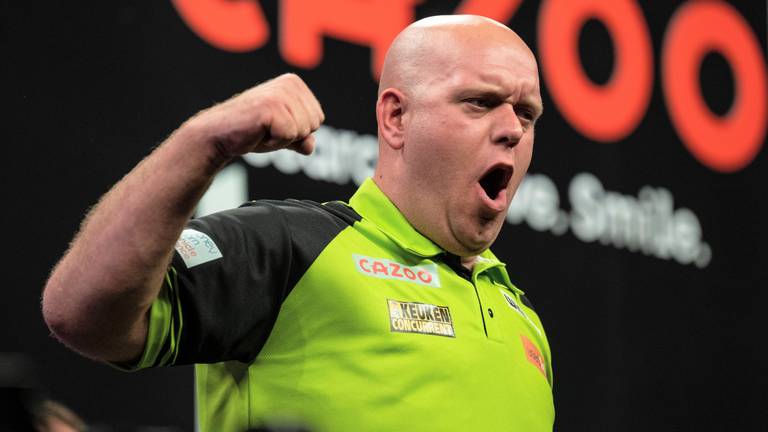 Van Gerwen juicht na zijn overwinning in de Premier League (Foto: ANP)