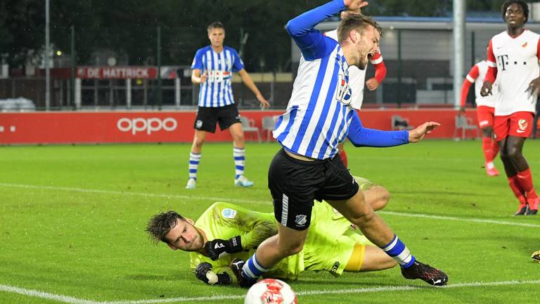 Keeper Fabian de Keijzer (Jong FC Utrecht) haalt Hugo Botermans (FC Eindhoven) onderuit (foto: Orange Pictures).