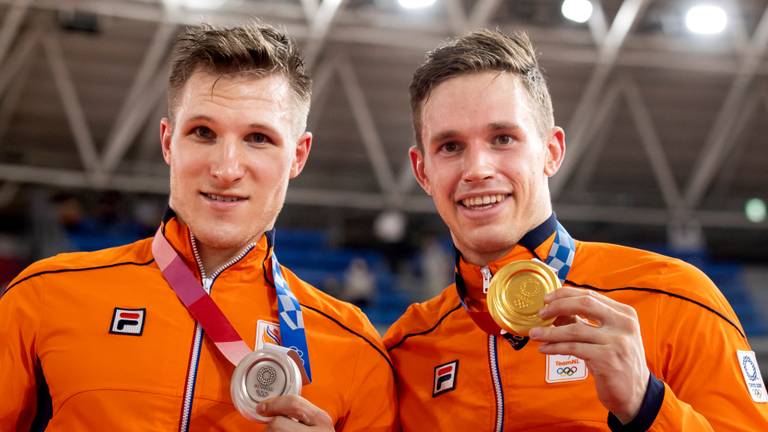 Harrie Lavreysen (rechts) met zijn gouden plak (foto: ANP).