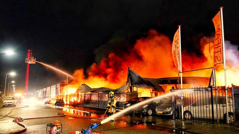 Enorme brand verwoestte autobedrijf, man (39) aangehouden 