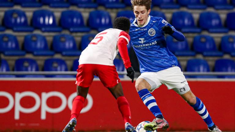 Don Bolsius (FC Den Bosch) snelt langs verdediger Djevencio van der Kust (foto: Orange Pictures). 