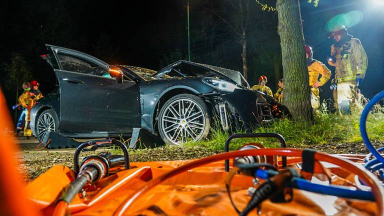De Porsche raakte bij de crash in Heeze zwaar beschadigd (foto: Dave Hendriks/SQ Vision).