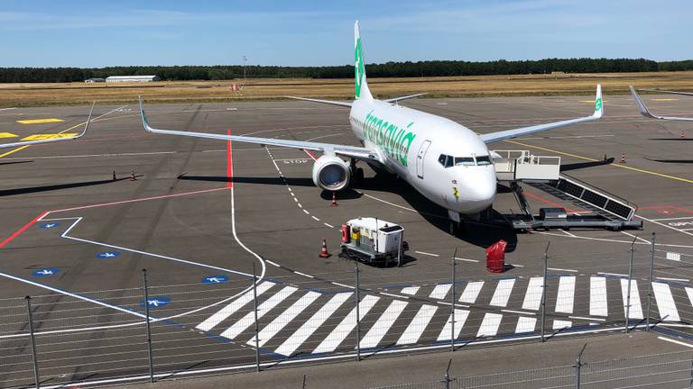 Transavia-toestel staat klaar bij Eindhoven Airport (foto: Hans Janssen).