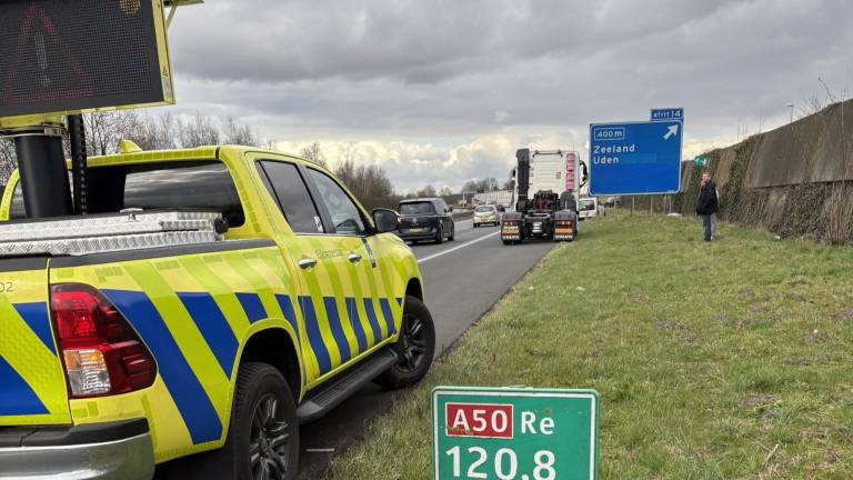 Kapotte vrachtwagen op de A50 (foto: Weginspecteur Robert/X).