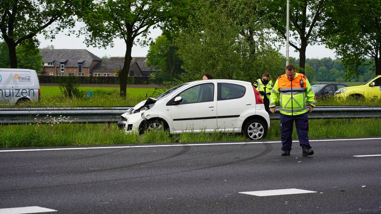 Vanwege het ongeluk op de A58 bij Bavel liep het verkeer op de weg vast foto: Jeroen Stuve/SQ Vision).