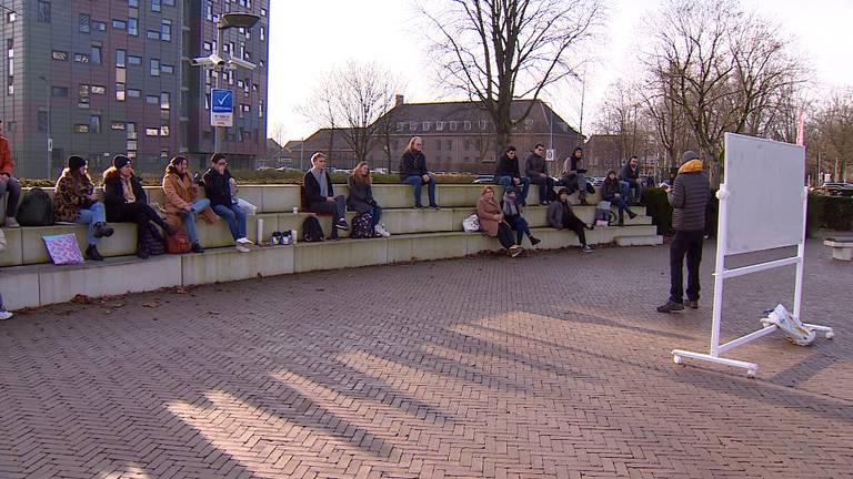 Studenten krijgen les in de buitenlucht voor het goede doel (foto: Omroep Brabant).