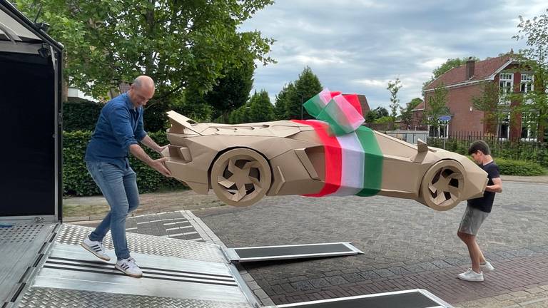 De Lamborghini wordt ingeladen om naar Rotterdam te brengen (foto: René van Hoof).
