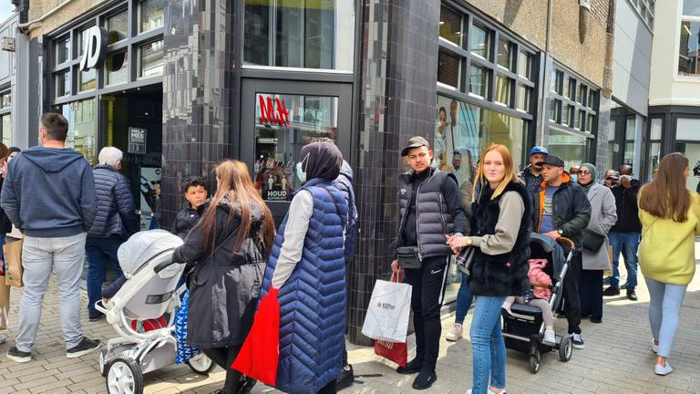 Wachten om schoenen te kopen (foto: Noël van Hooft)