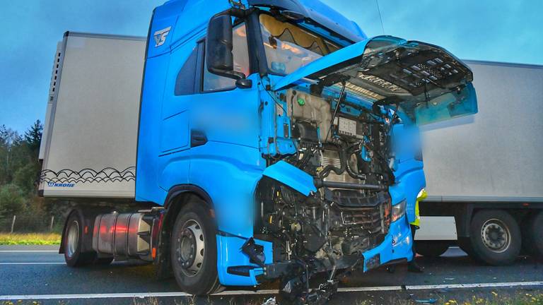 De vrachtwagen raakte flink beschadigd bij het ongeluk op de A67 (foto: Rico Vogels/SQ Vision).
