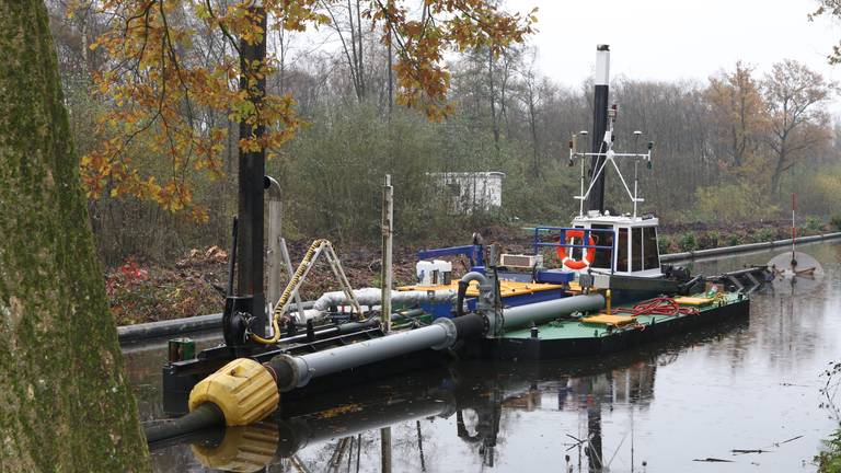 Lage baggerschepen kunnen nog net onder de bruggen van de Peelkanalen door.