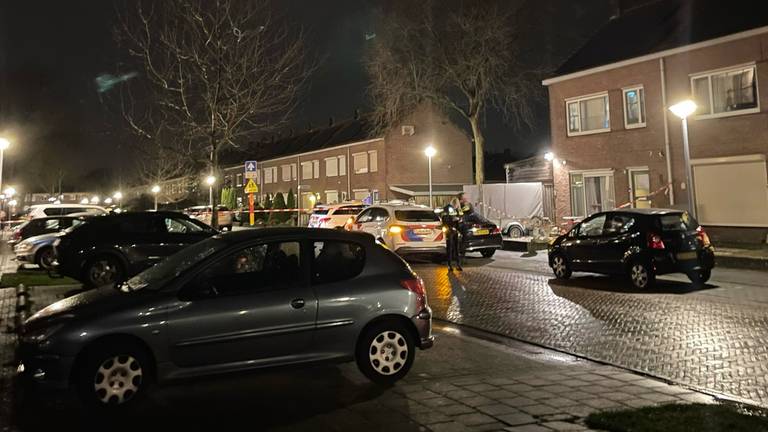 De straat is afgezet na de schietpartij (foto: SQ Vision).