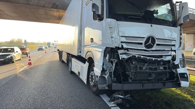 Een van de vrachtwagens raakte flink beschadigd (foto: Rijkswaterstaat)