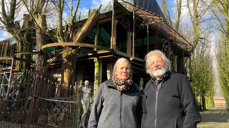 Angele en Marcel van Riel voor hun Tuinsieraad in Heukelom (foto: Tom van den Oetelaar).