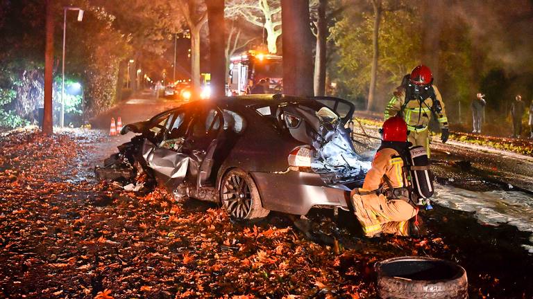 Bij de botsing in Waalre raakten twee mensen gewond (foto: Rico Vogels/SQ Vision).