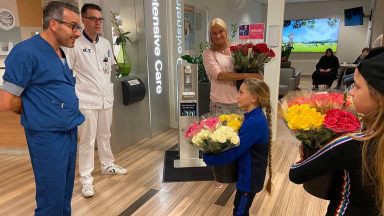 Demi en Janne kwamen vrijdag bloemen brengen (foto: ETZ)