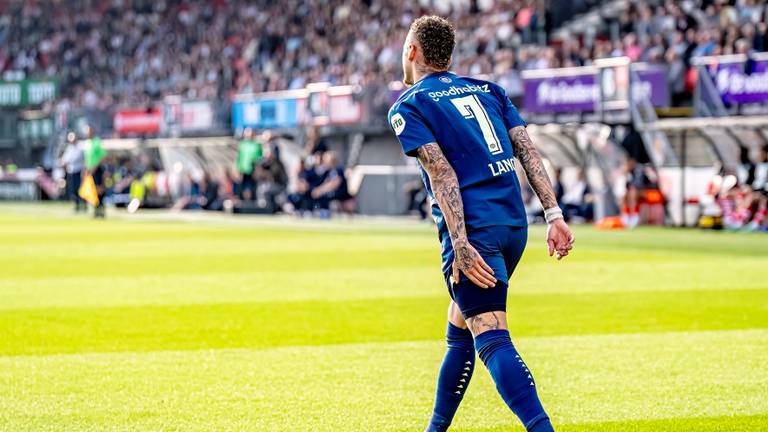 Noa Lang grijpt naar zijn hamstring (foto: Marcel van Dorst). 