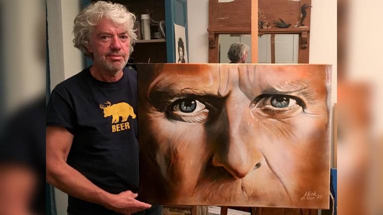 Kunstenaar Henk de Beer met het kunstwerk (foto: Peter Schouten).