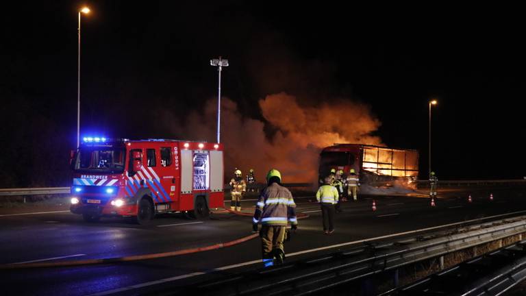 Een vrachtwagen op de A2 vatte vlam (foto: Jurgen Versteeg/SQ Vision).