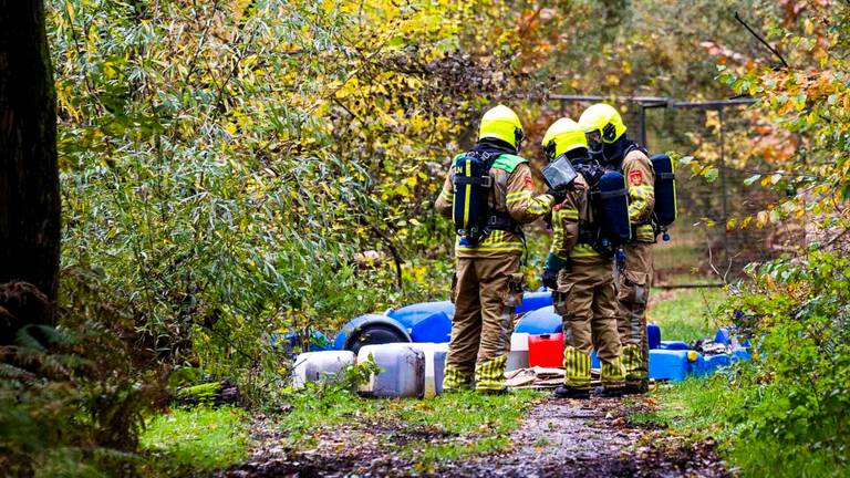 De brandweer bij de gedumpte vaten drugsafval tussen Helenaveen en Griendtsveen (foto: Dave Hendriks/SQ Vision).