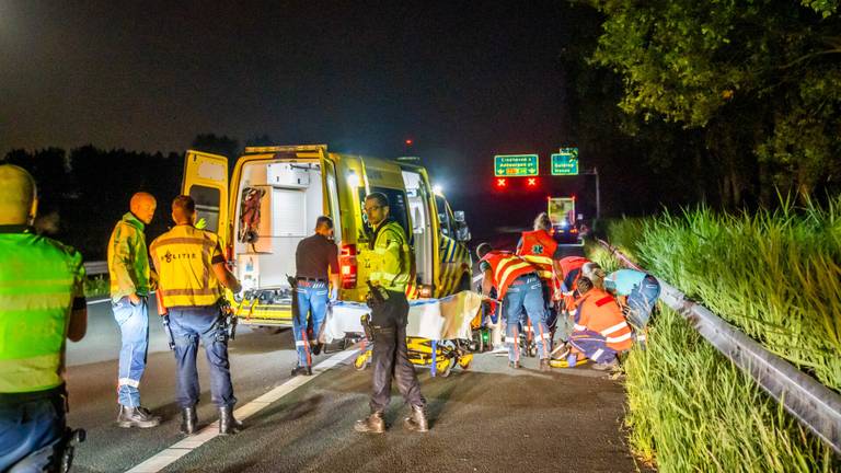 Man (76) geschept door vrachtwagen op A67, bestuurder rijdt door