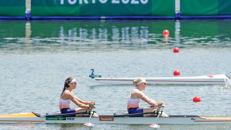 Lisa Scheenaard (rechts) pakt brons op Olympische Spelen.