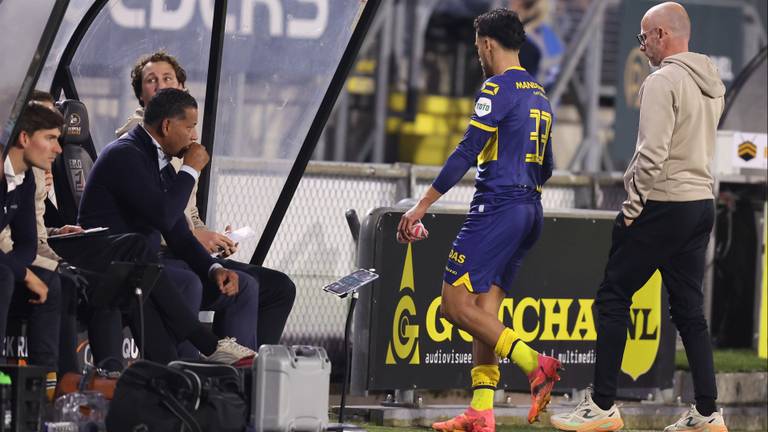 RKC Waalwijk-trainer Henk Fraser ziet Faissal Al Mazyani vertrekken met rood. (Foto: Peter Lous, Orange Pictures)