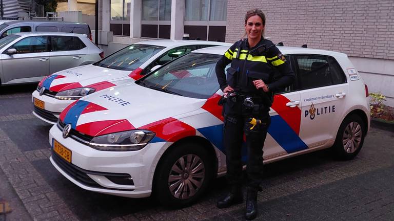 Agent Els Hofmans heeft na een jaar nog steeds last van het vuurwerk dat naar haar gegooid werd (foto: Jordi Cebrian)