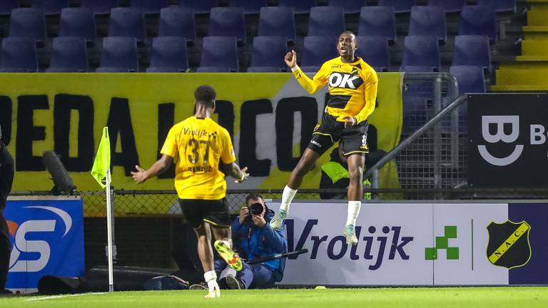 Vieiri Kotzebue viert zijn winnende doelpunt in de laatste minuut (Foto: OrangePictures)