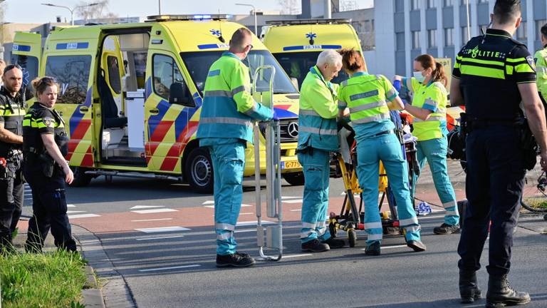 Een fietser werd aangereden op de Heerbaan in Breda (foto: Tom van der Put/SQ Vision).