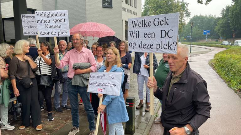 Bij een eerder protest lieten tegenstanders van het distributiecentrum van zich horen (foto: Alice van der Plas).