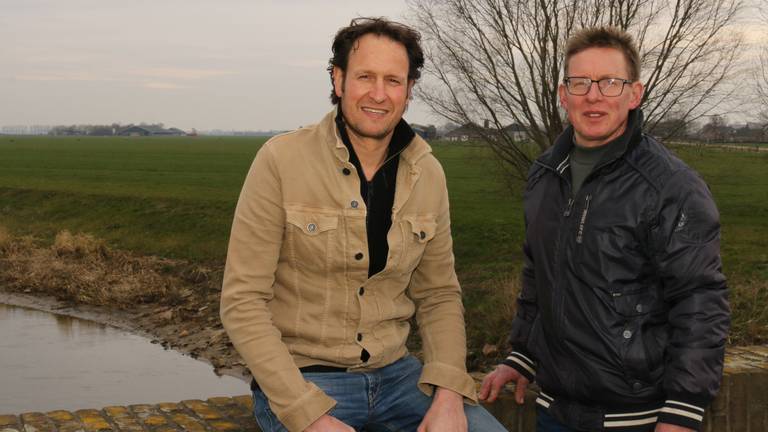 Martino van den Hurk en Corné van den Doelen (r) willen zelf windmolens bouwen in 'hun' polder.