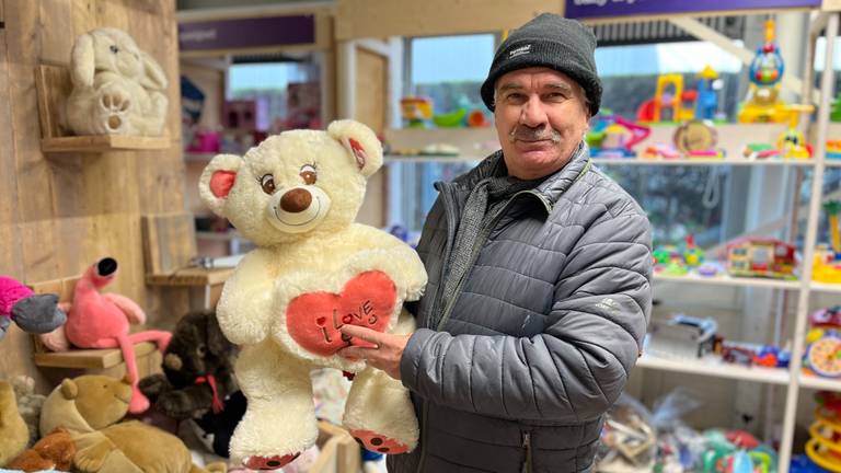 Perry Saasen met de knuffel die hij voor zijn kleindkind heeft gekocht (foto: Rogier van Son).