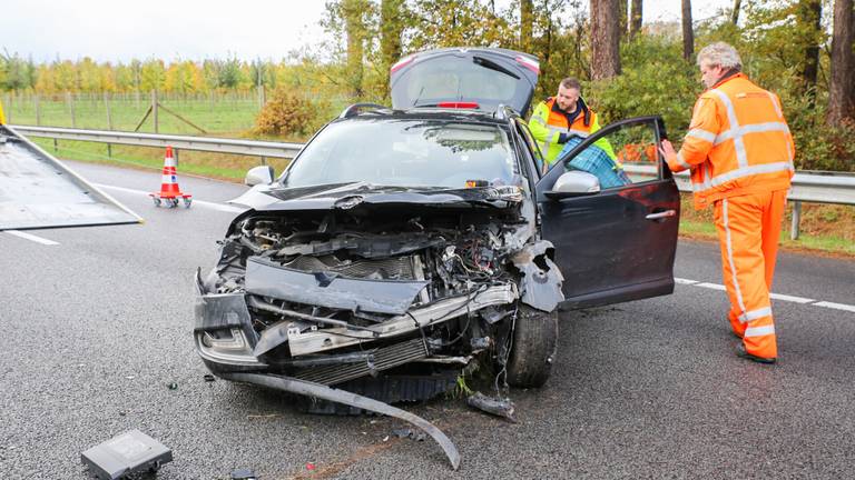 Het ongeluk op de A27 bij Oosterhout gebeurde rond halfeen zaterdagmiddag (foto: Mathijs Bertens/SQ Vision).